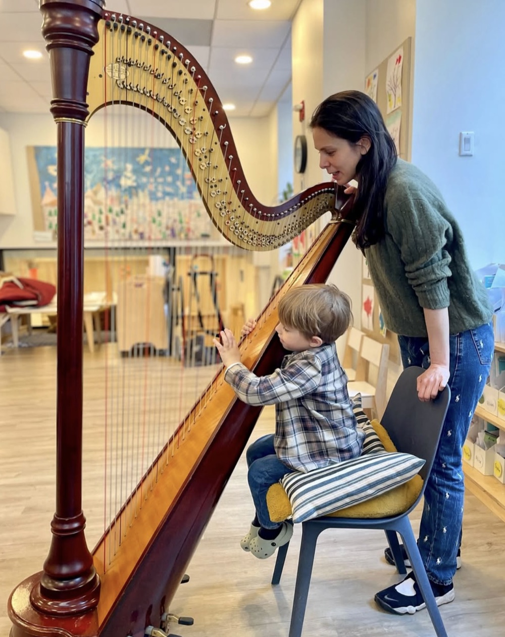 Private harp lesson for young student in NYC - Esther Sibiude teaching